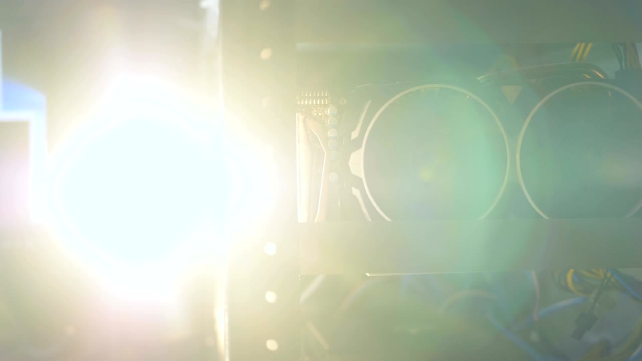 금속 선반에 비트코인을 채굴하는 그래픽 카드와 인공 빛의 플래시