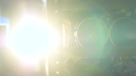 tarjetas gráficas para la minería de bitcoins en un estante de metal y destello de luz artificial