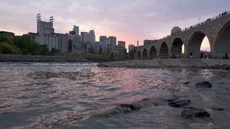 Magischer-Stundensonnenuntergang-Mit-Mississipi-fluss,-Steinbogenbrücke,-Innenstadt-Von-Minneapolis