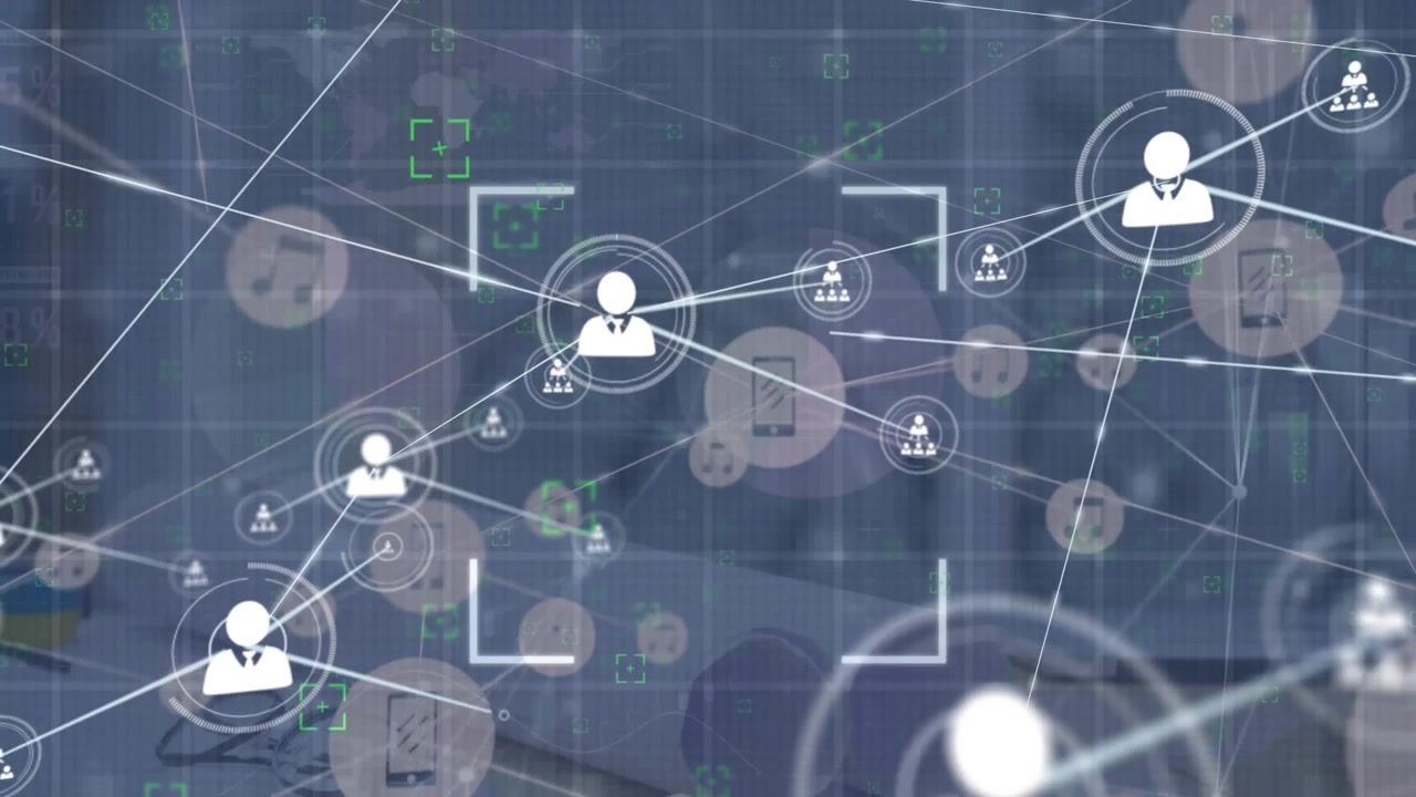 Animazione di rete di connessioni con icone ed elaborazione dati su una scrivania in ufficio