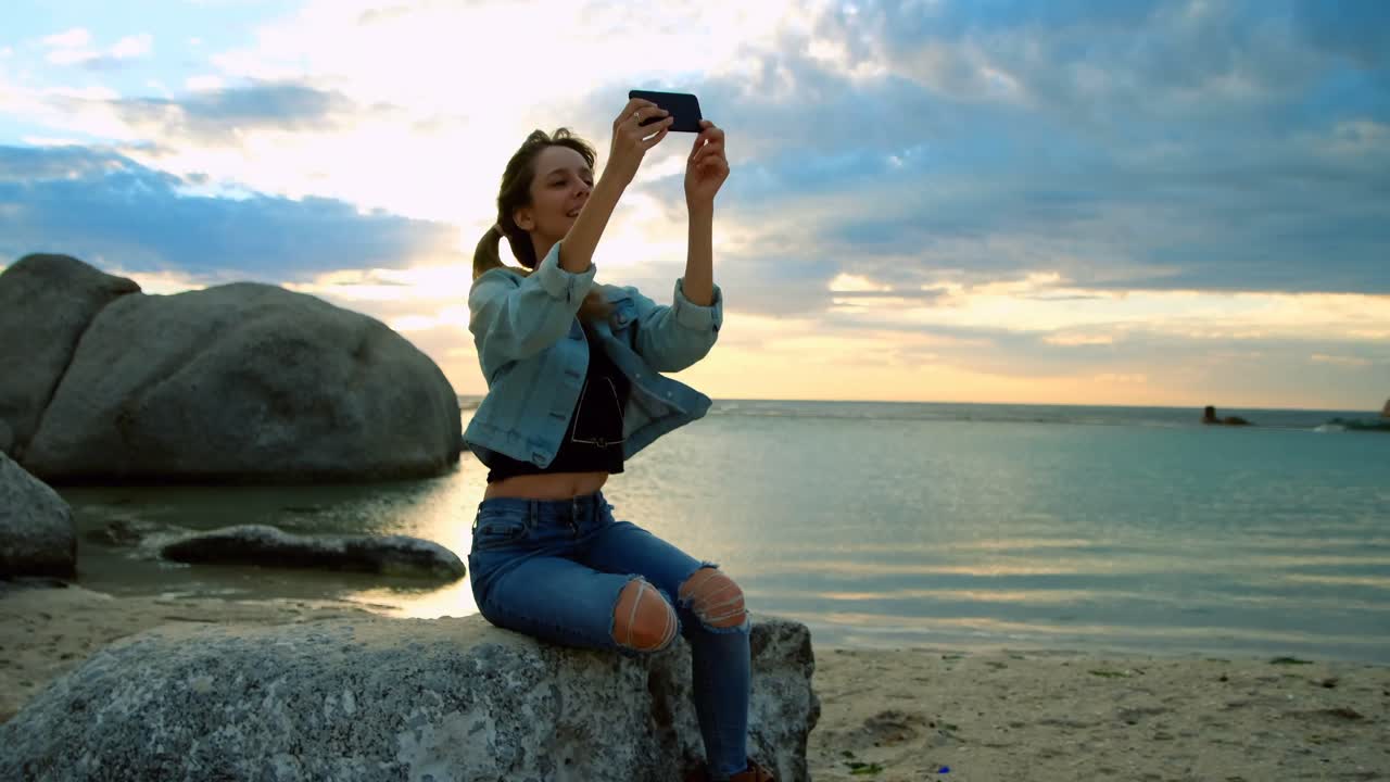 mujer tomando una selfie en la playa 4k