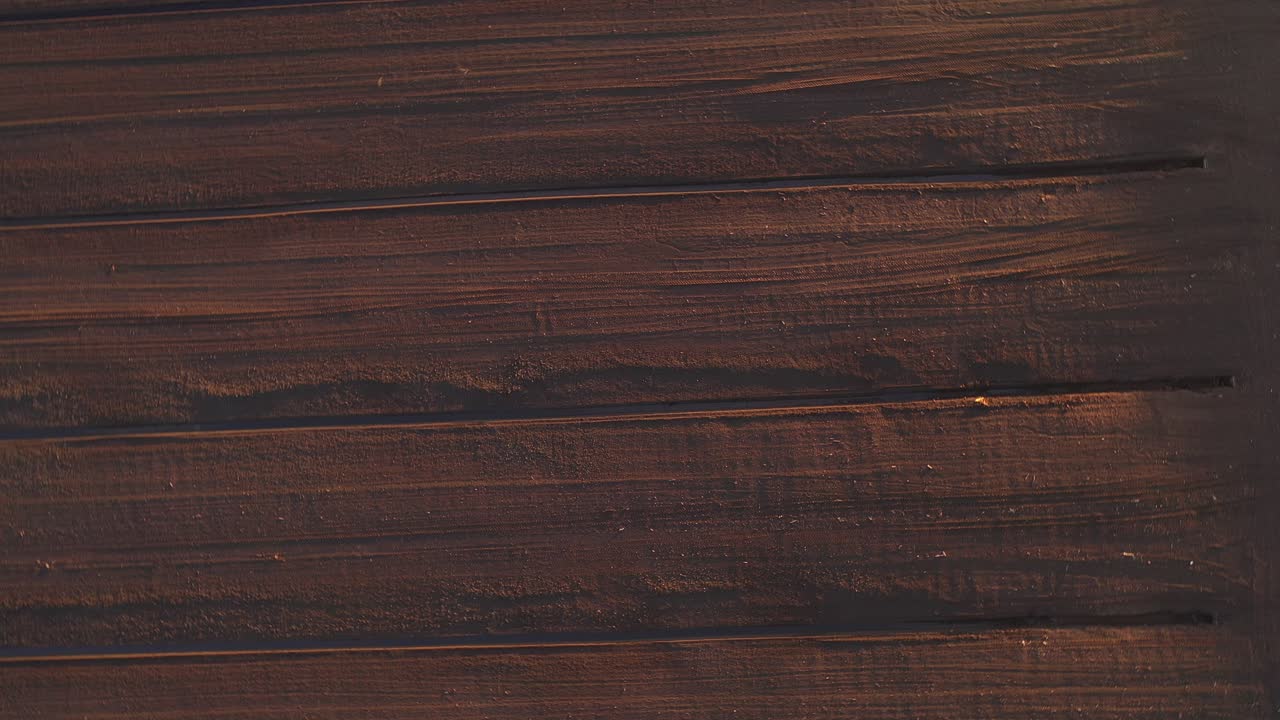 vista aérea del gran campo de turba marrón en el condado de kaunas, lituania