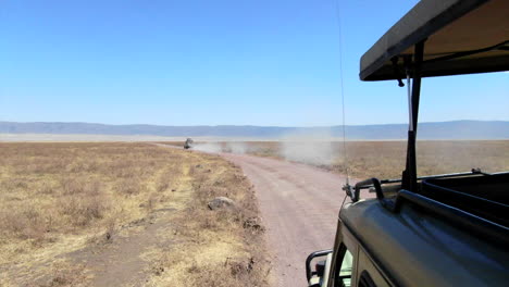 vista desde el techo de un vehículo de safari conduciendo por un camino de tierra en el serengeti