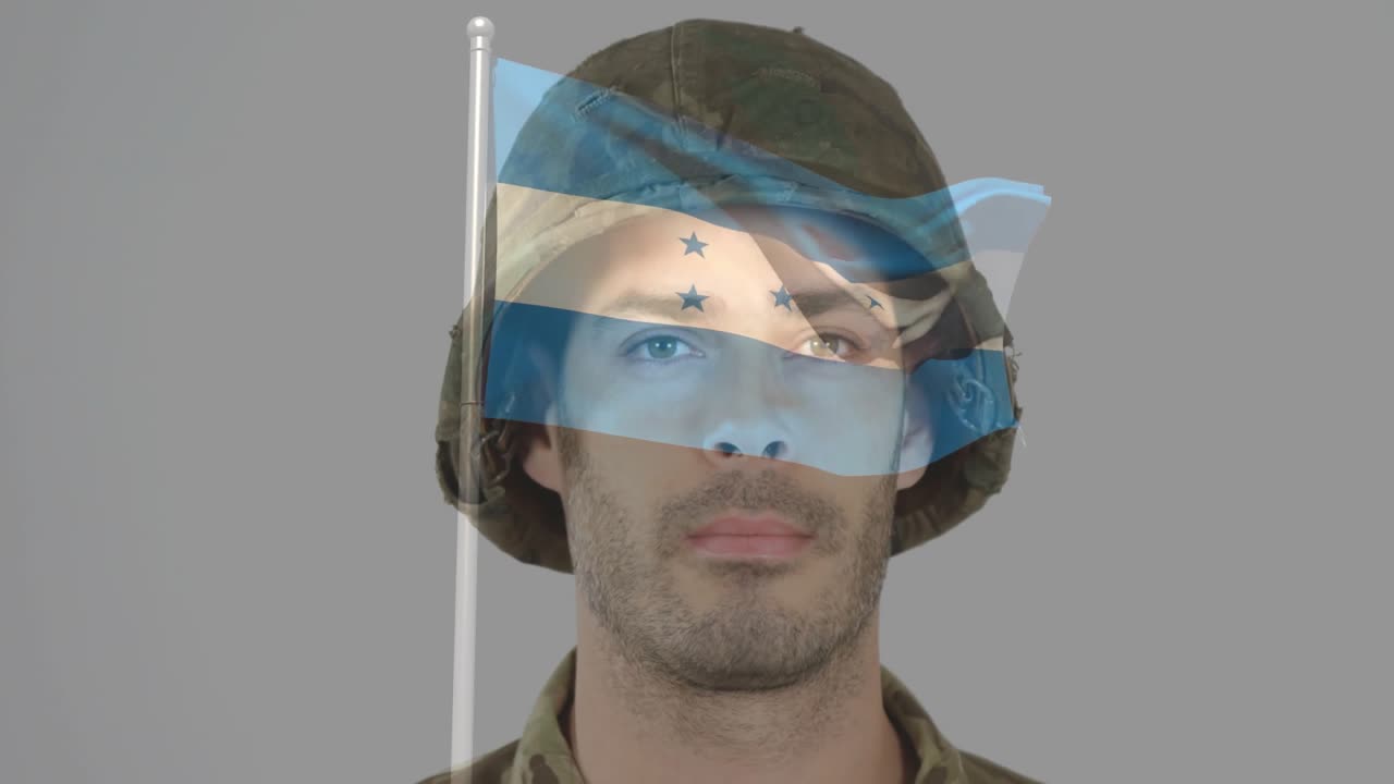 Voják salutuje nad překryvem vlající vlajky, vzdává hold honduraské hrdosti.