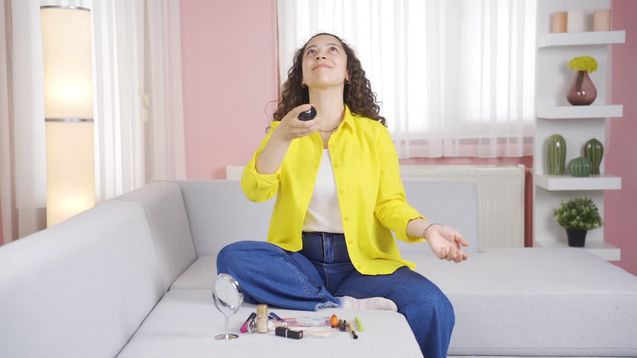 mujer joven rociando perfume, buen olor.