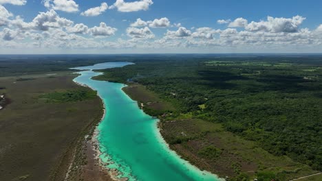 Vista-Aérea-Con-Vistas-Al-Canal-De-Los-Rápidos-De-Bacalar,-En-La-Soleada-Quintana-Roo,-México