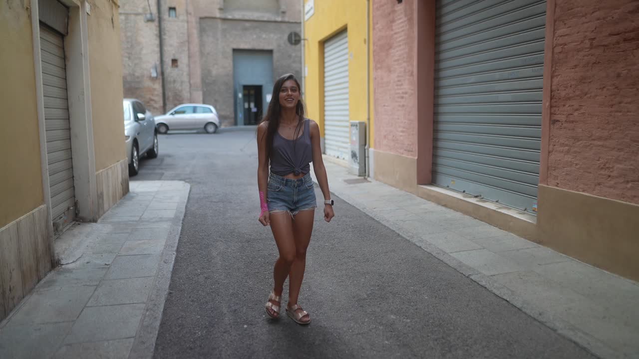 Donna che cammina attraverso un colorato vicolo italiano