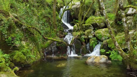 volando hacia una cascada al comienzo del cañón del río sil en ribeira sacra, españa
