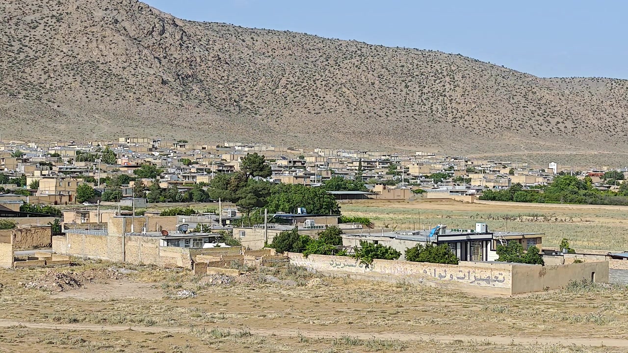 Büyük bir dağın eteğine kurulmuş küçük köy.