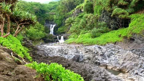 Waterfall-close-to-Hana-Rainforest,-Maui