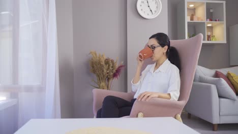 La-Mujer-Que-Toma-Café-Está-Feliz-En-Casa.