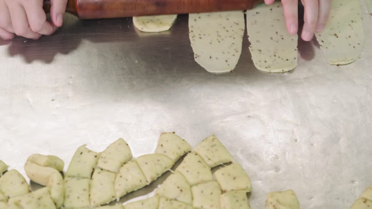 셰프 가 전문 주방 에서 페이스트리 를 준비 하고 있다