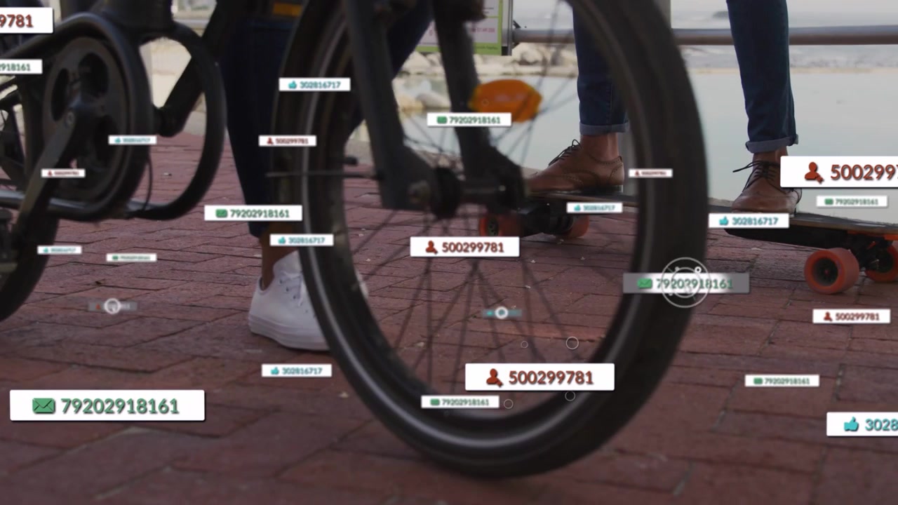 Pareja equilibrando un longboard y una bicicleta, el movimiento del pie activa etiquetas HUD mostrando identificadores de rueda para una demostración tecnológica