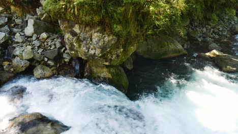 toma de arriba hacia abajo de un arroyo rocoso que fluye cuesta abajo por las montañas en el parque nacional de fiordland