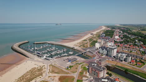 vista aérea de los barcos amarrados en el yachthaven cadzand en zeeland, países bajos