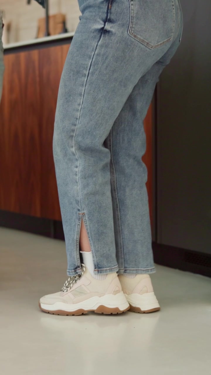Due Persone che Ballano in Jeans Casual e Scarpe da Ginnastica