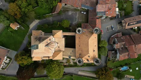 vista aérea de un avión no tripulado del magnífico castillo medieval de vufflens en vaud, suiza