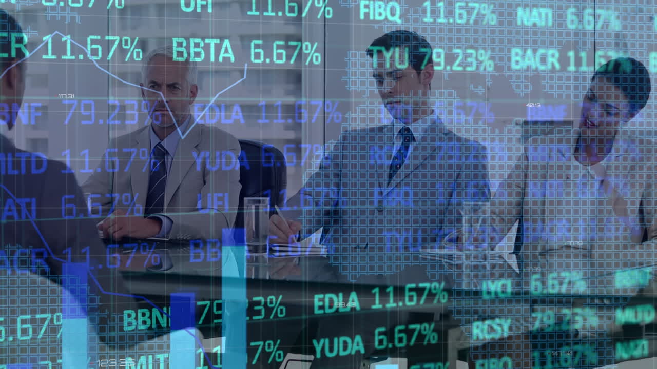 procesamiento de datos del mercado de valores sobre un grupo de diversos empresarios que discuten juntos en la oficina
