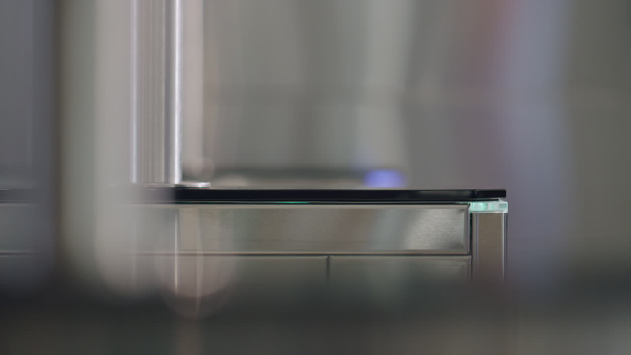 키카드를 사용한 여성이 사무실에 들어오는 클로즈업. 인식할 수 없는 사업가