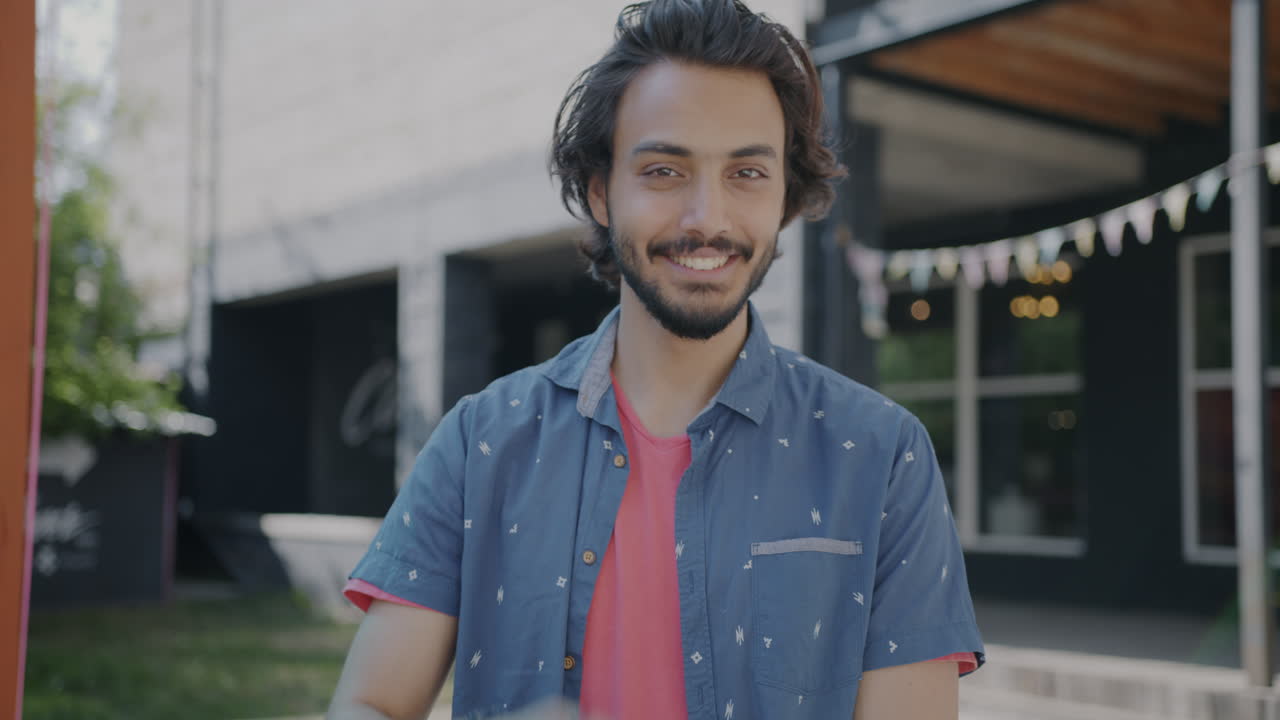 hombre sonriendo al aire libre