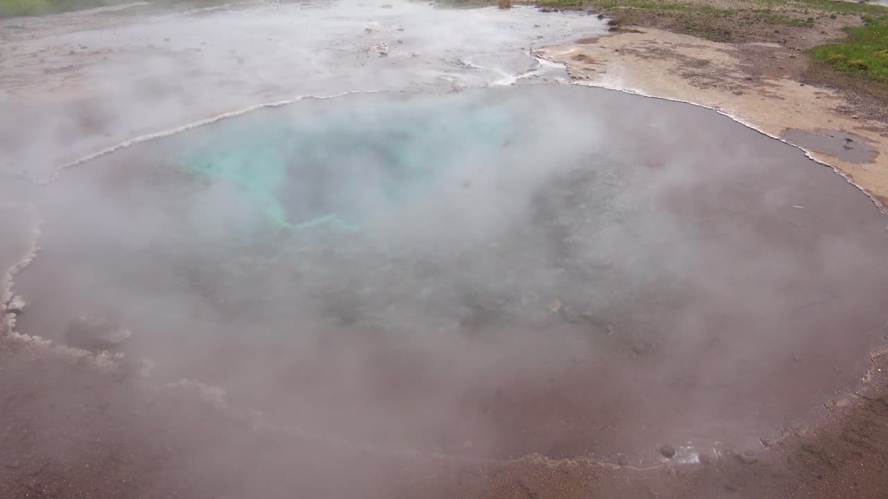 아이슬란드의 유명한 스트로쿠르 게이시르 간헐천이 아이슬란드 시골을 배경으로 분출합니다 1