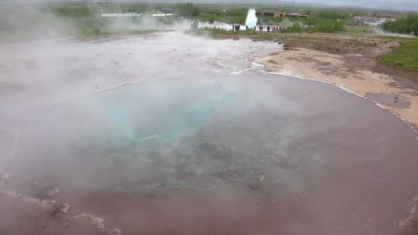 el famoso géiser strokkur geysir de islandia entra en erupción con la campiña islandesa de fondo 1
