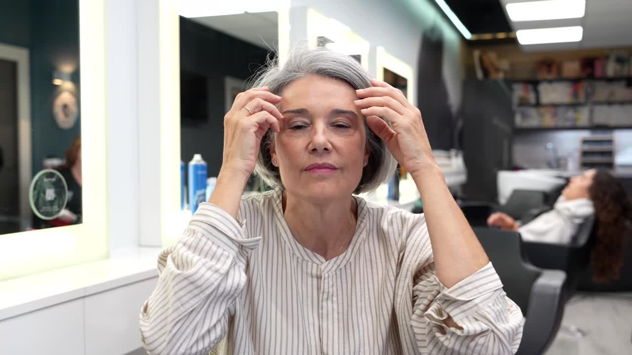 Donna in un salone di parrucchieri