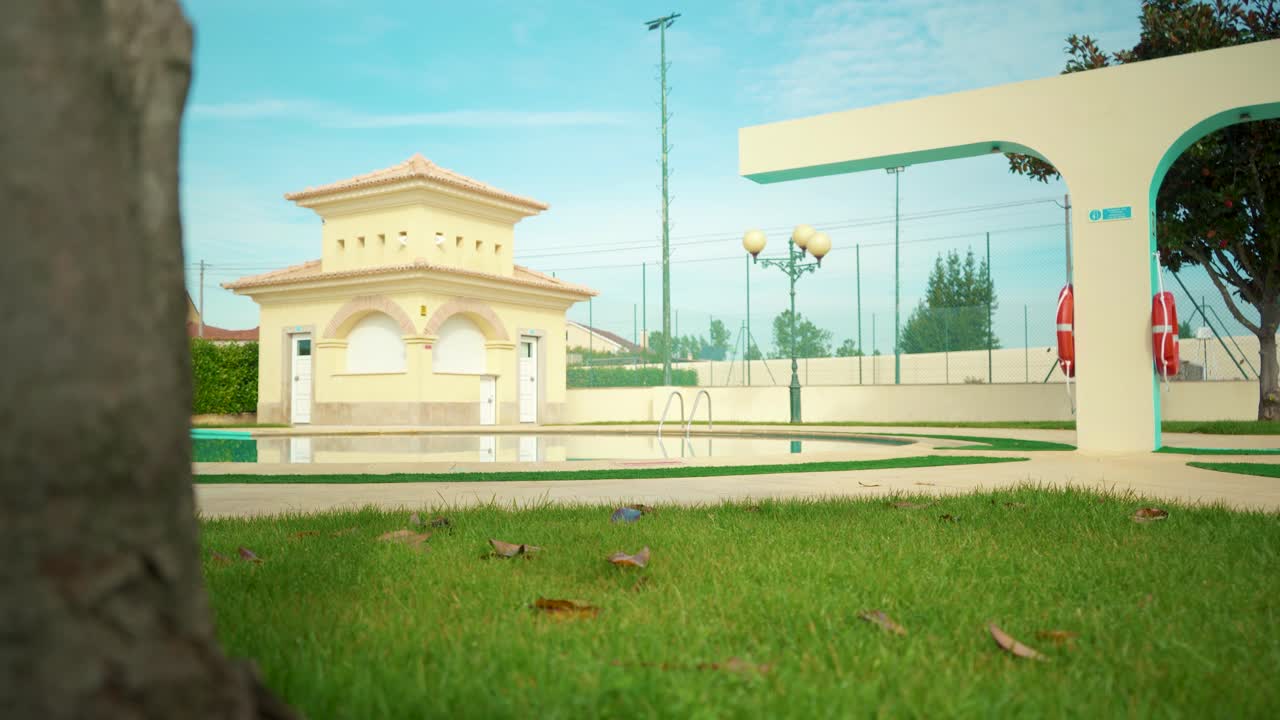 나무 트럭은 카메라 트럭 움직임 4k에서 햇빛 아래 수영장을 보여줍니다.