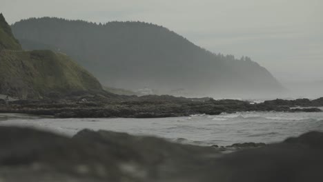 Niedrige-Teleaufnahme-Des-Meeresufers,-Der-Nebligen-Küste-Von-Oregon