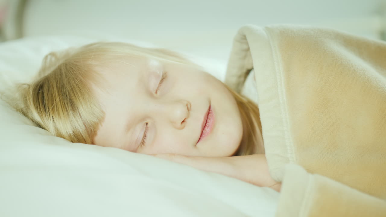 어린 소녀는 침대 평면도 18에서 자고