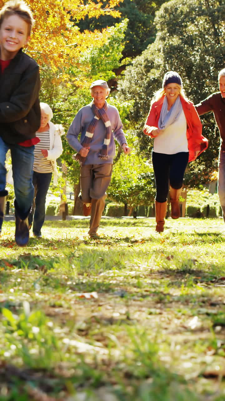 familia corriendo al aire libre