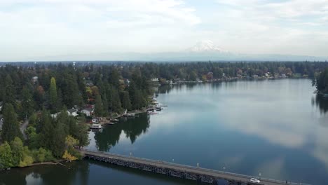 Vista-Panorámica-Del-Lago-Steilacoom-Con-Interlaaken-Drive-En-La-Ciudad-De-Lakewood,-Tacoma,-Washington,-Estados-Unidos