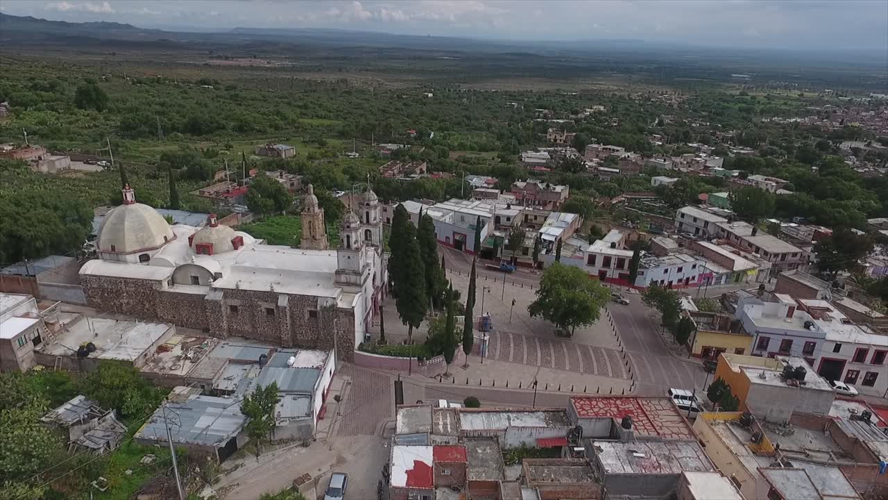 toma aerea de iglesia en pinos zacatecas