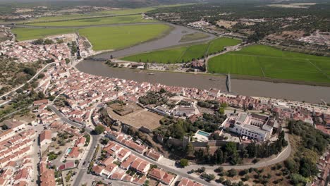 pousada castelo alcácer do sal rodeada de paisaje urbano y río sado