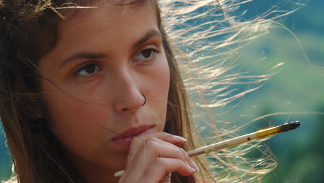 artista inspirado trabajando en un primer plano. pintor creando obras de arte día de verano