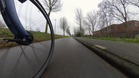 bicicleta, un plano bajo y ancho de una rueda en movimiento en la carretera ciclista de los países bajos