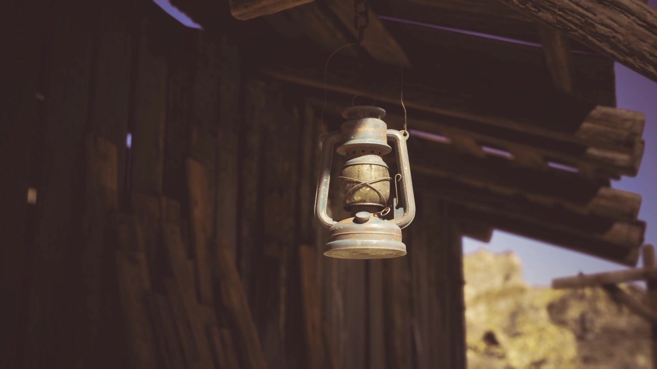 Lanterna vintage illumina un portico consumato dal tempo, proiettando una luce calda e soffusa