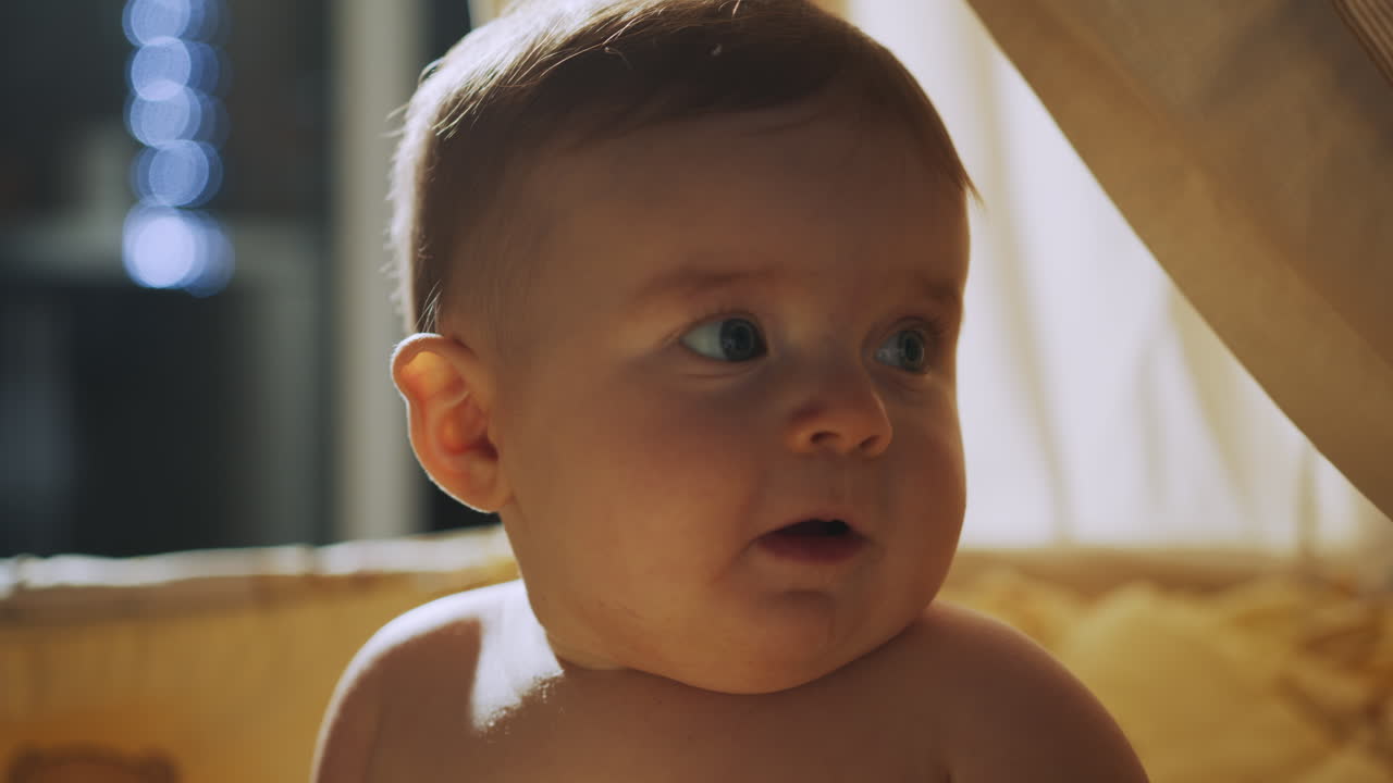 아기는 호기심이 많고 놀랐습니다.