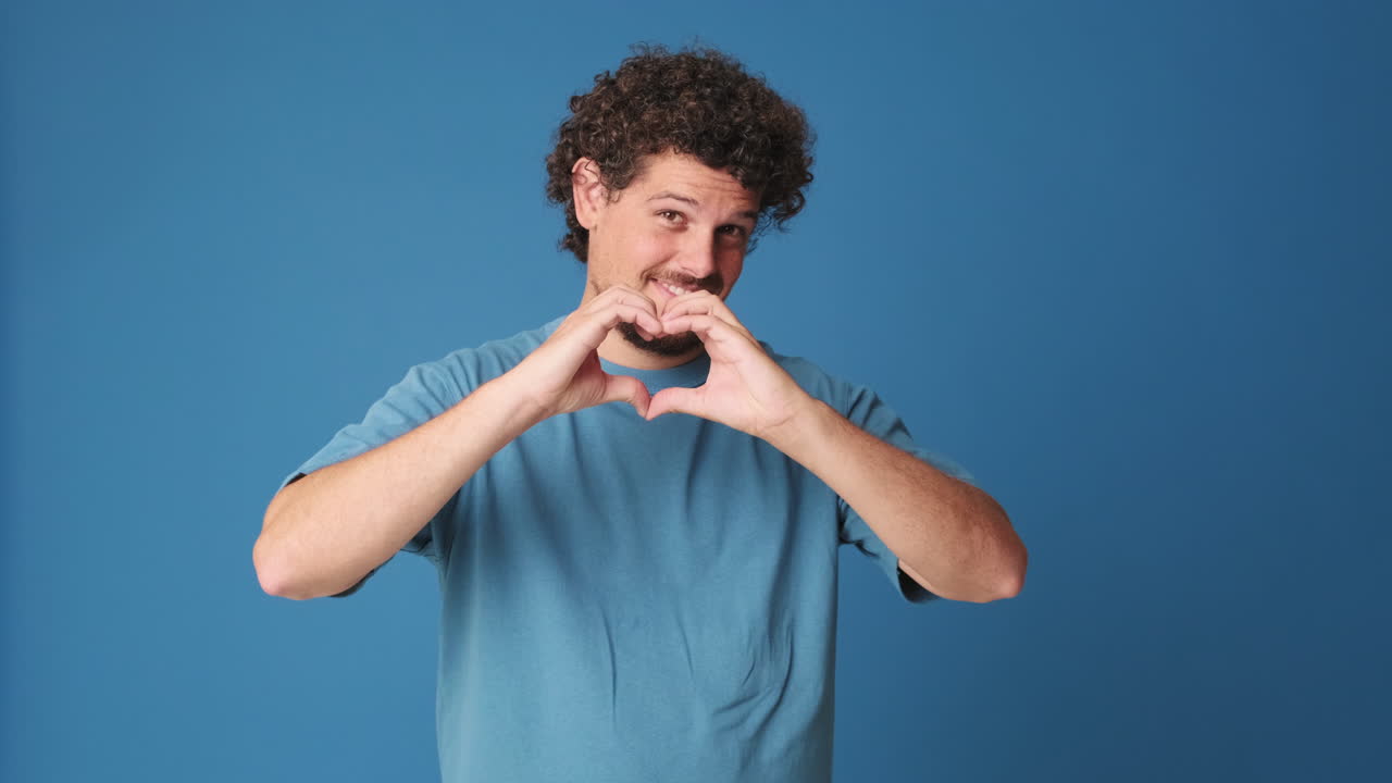 Hombre haciendo un corazón con las manos