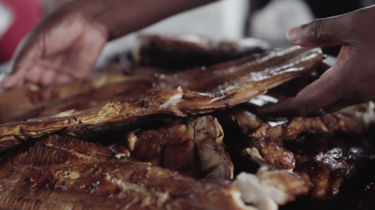 Primo piano di carne di piccolo squalo affumicata in un mercato del pesce di strada a Buenaventura, sulla costa pacifica della Colombia