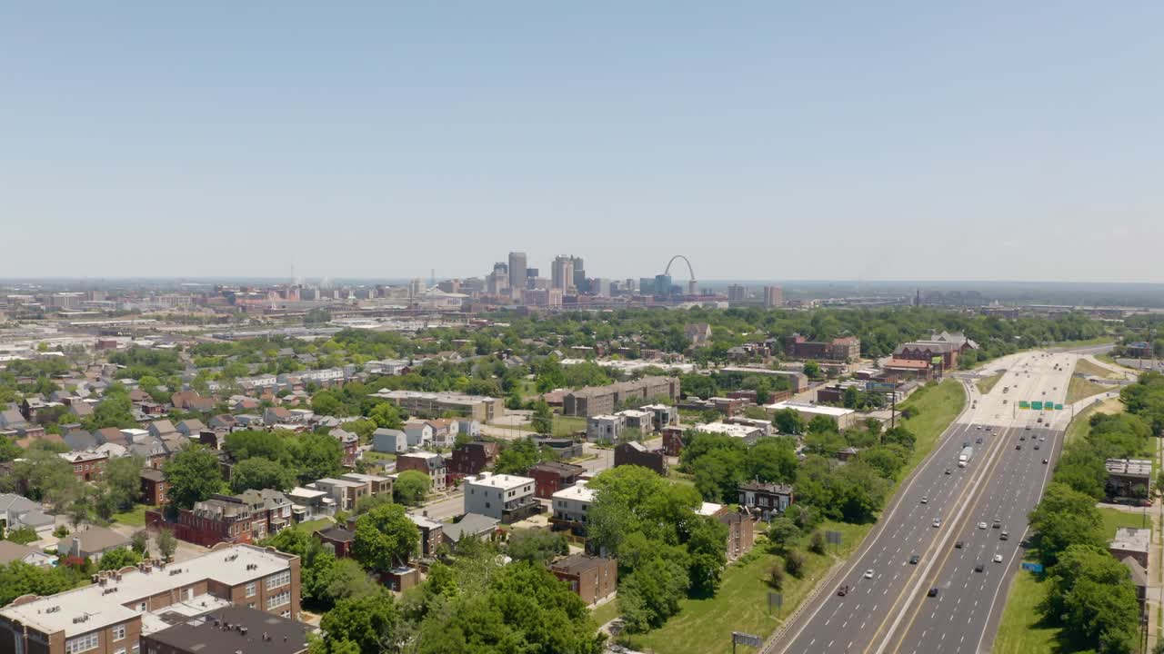Dron se aleja del centro de St