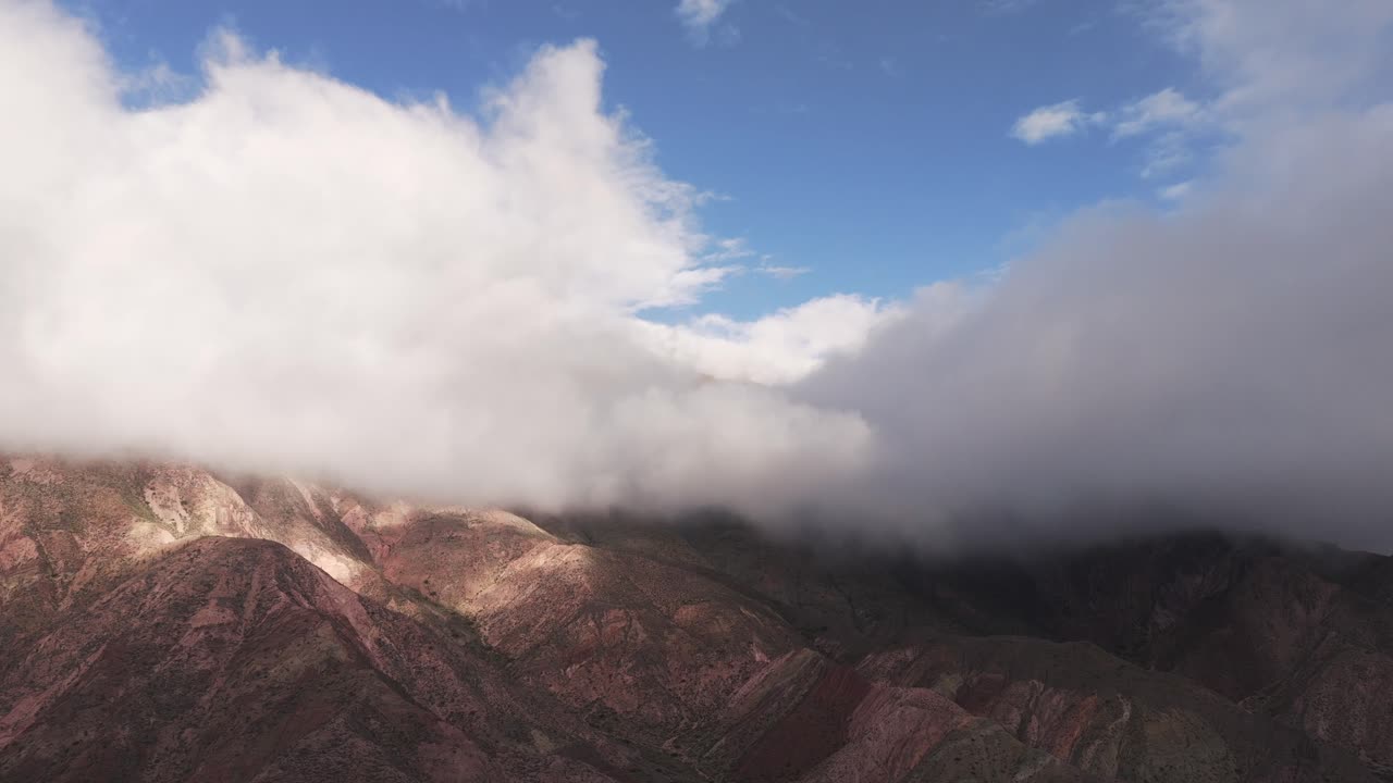 paisaje de montañas nubladas en la región andina en el noreste de argentina, ruta nacional 9, jujuy