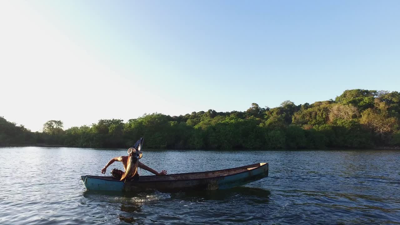 hombre bailando en balsa antigua en oaxaca mexico con máscara de diablo