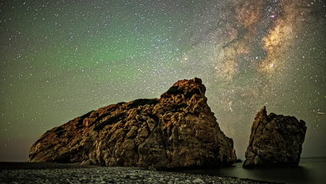 impressive timelapse of the sky and the milky way in motion at night