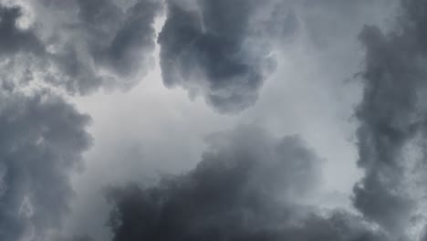 La-Vista-4k-De-Una-Tormenta-Eléctrica-Brilló-En-El-Cielo-Oscuro