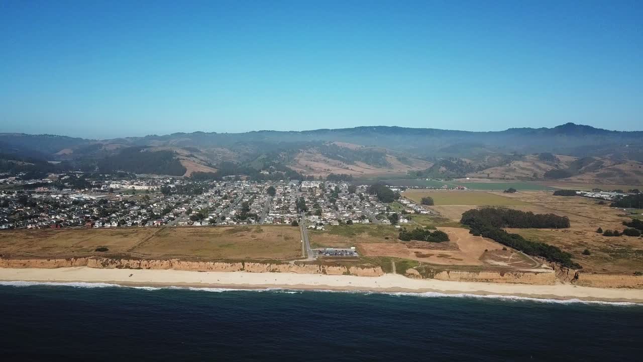 샌프란시스코 베이 지역, 캘리포니아 미국 근처 하프 문 베이의 공중 해안 절벽