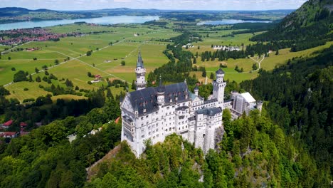 Schloss-Neuschwanstein-Bayerische-Alpen-Deutschland