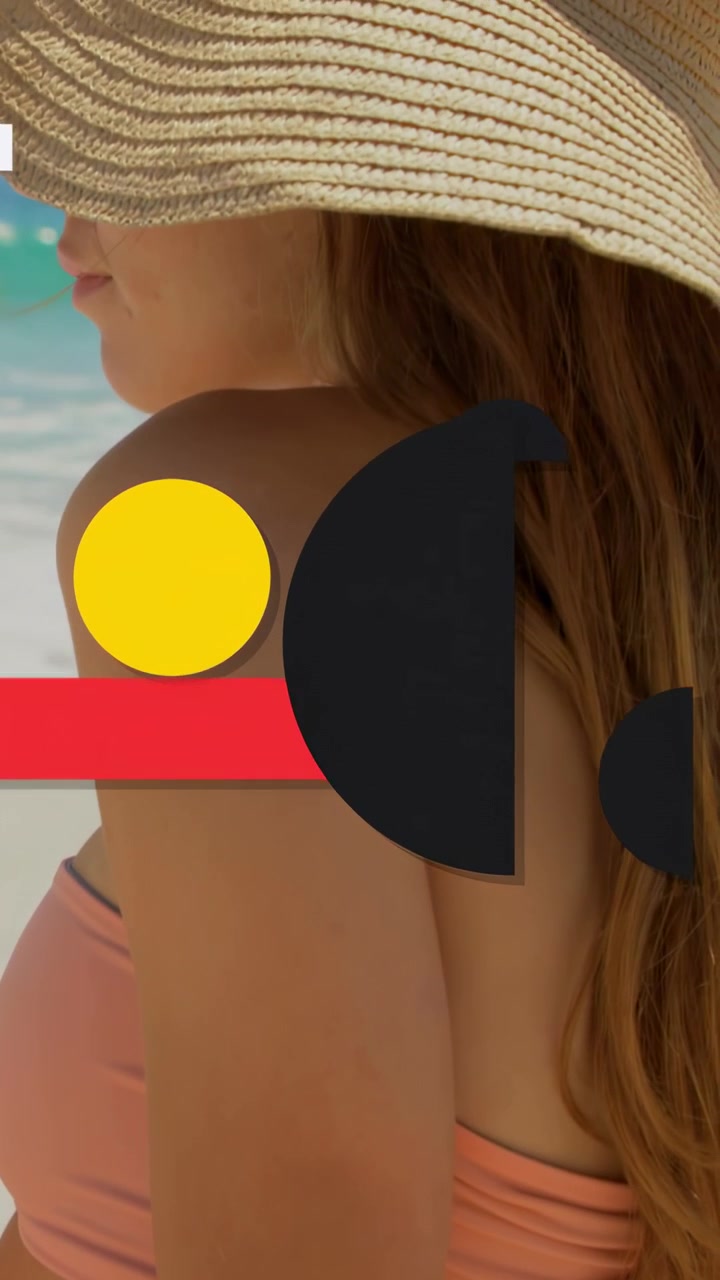 Video verticale: Donna sdraiata sulla sabbia, con forme colorate che iniziano a scorrere sul costume da bagno per marketing.