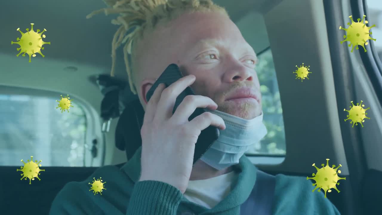 animación de células de virus sobre un hombre albino afroamericano usando un teléfono inteligente