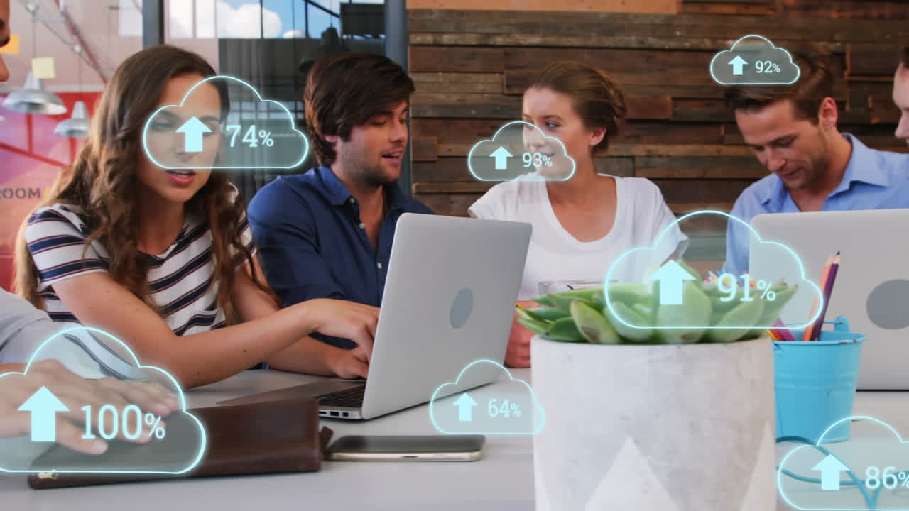 animación de nubes con 0-100 número creciente, flecha, porcentaje, diversos compañeros de trabajo compartiendo ideas.